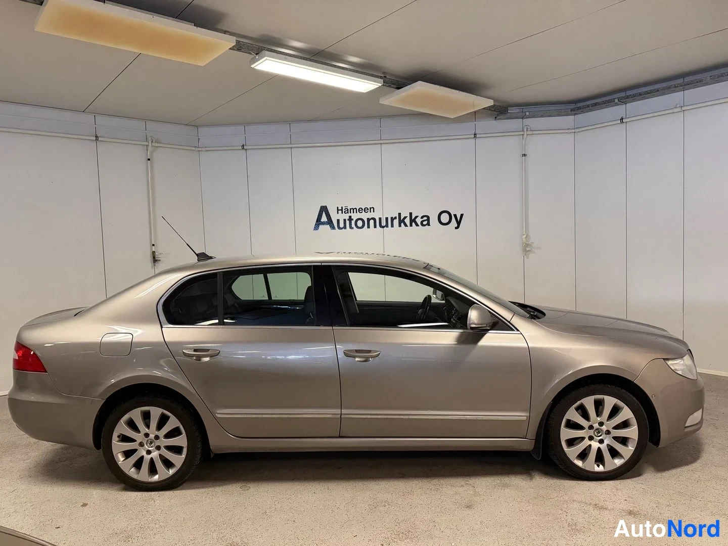 Beige Skoda Superb 2009, från sidan, bild 5
