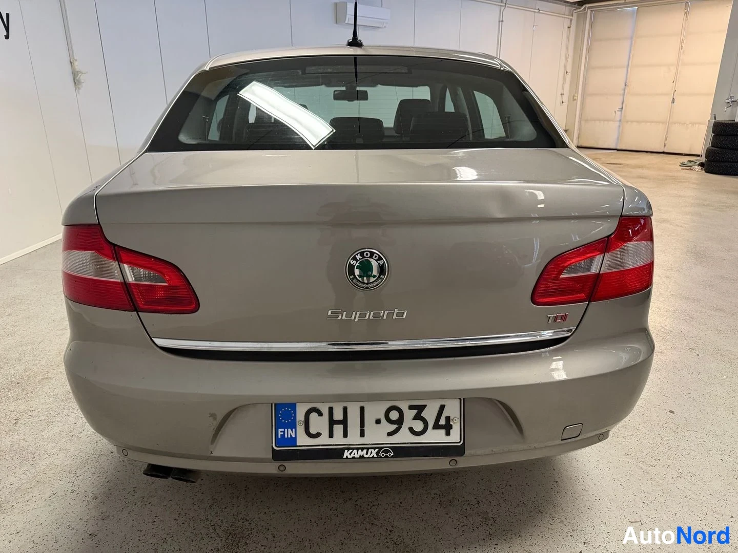 Beige Skoda Superb 2009, bakifrån, bild 8