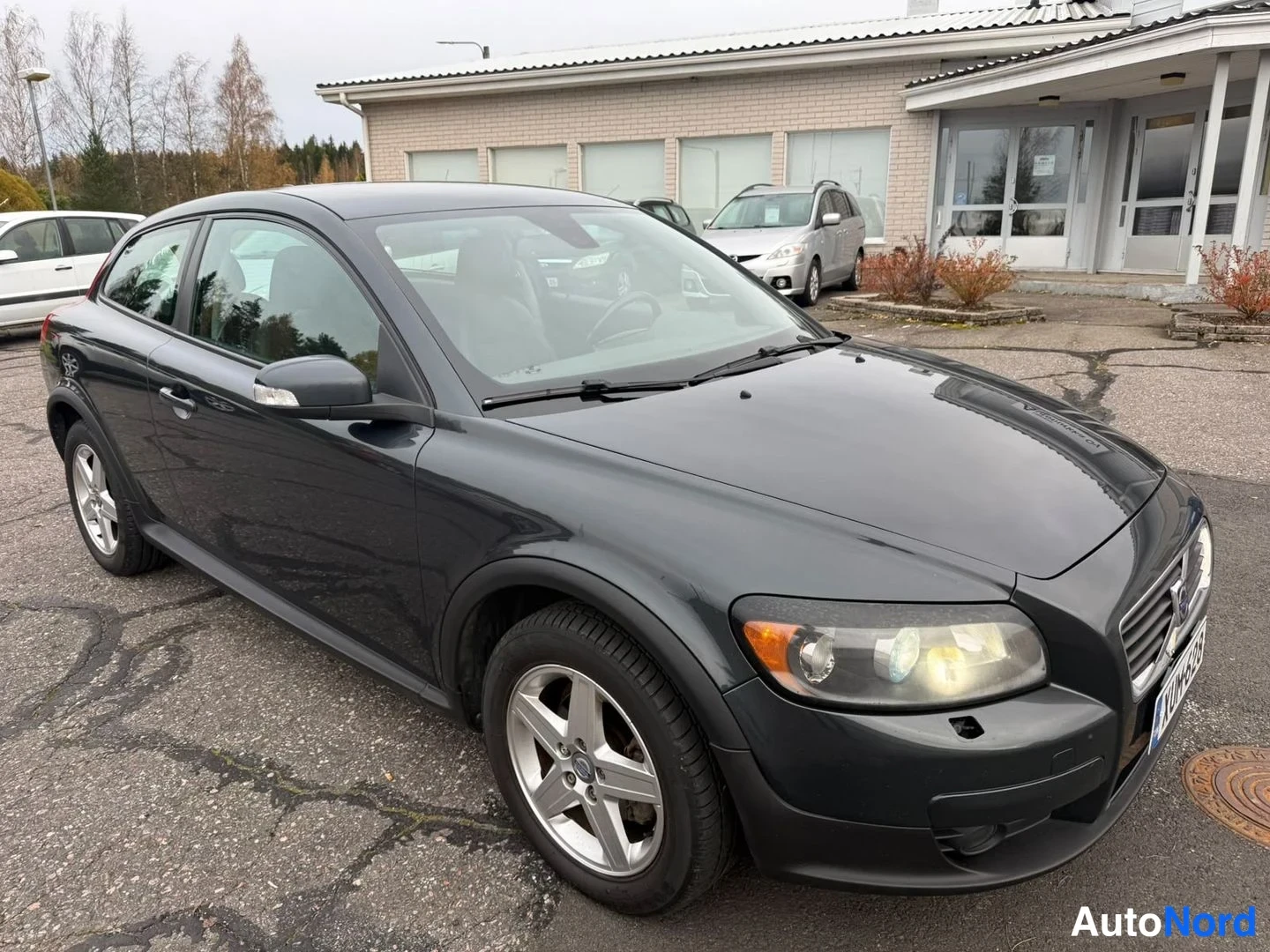 Grå Volvo C30 2009, snett framifrån, fronten åt höger, bild 2