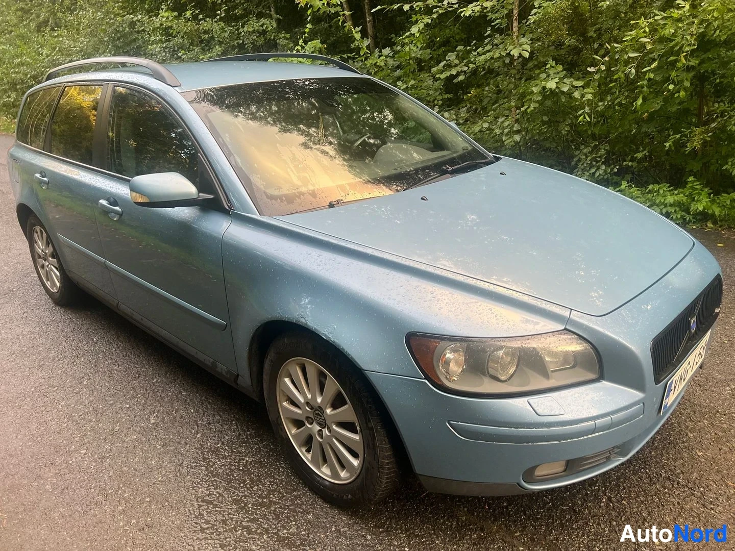 Blå Volvo V50 2004, snett framifrån, fronten åt höger, bild 5