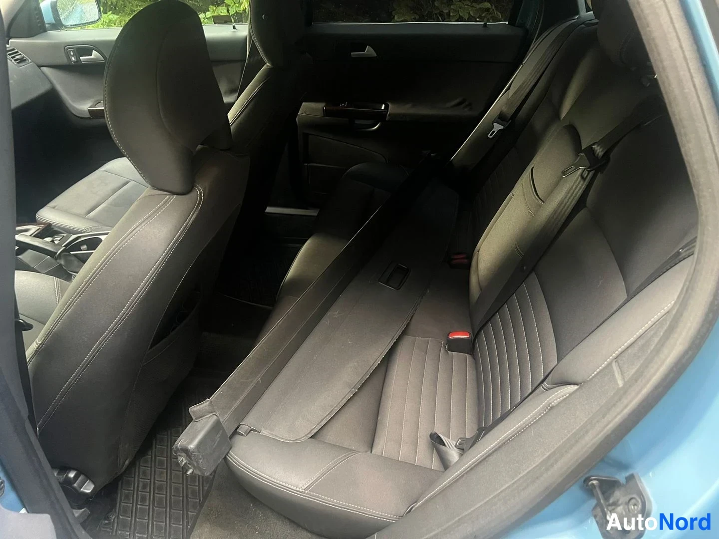 Blå Volvo V50 2004, baksäten, bild 14