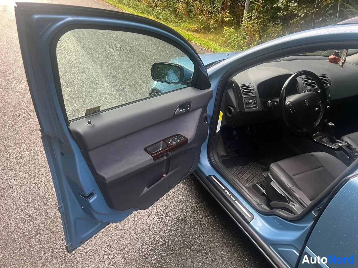 Blå Volvo V50 2004, förarplats, bild 11