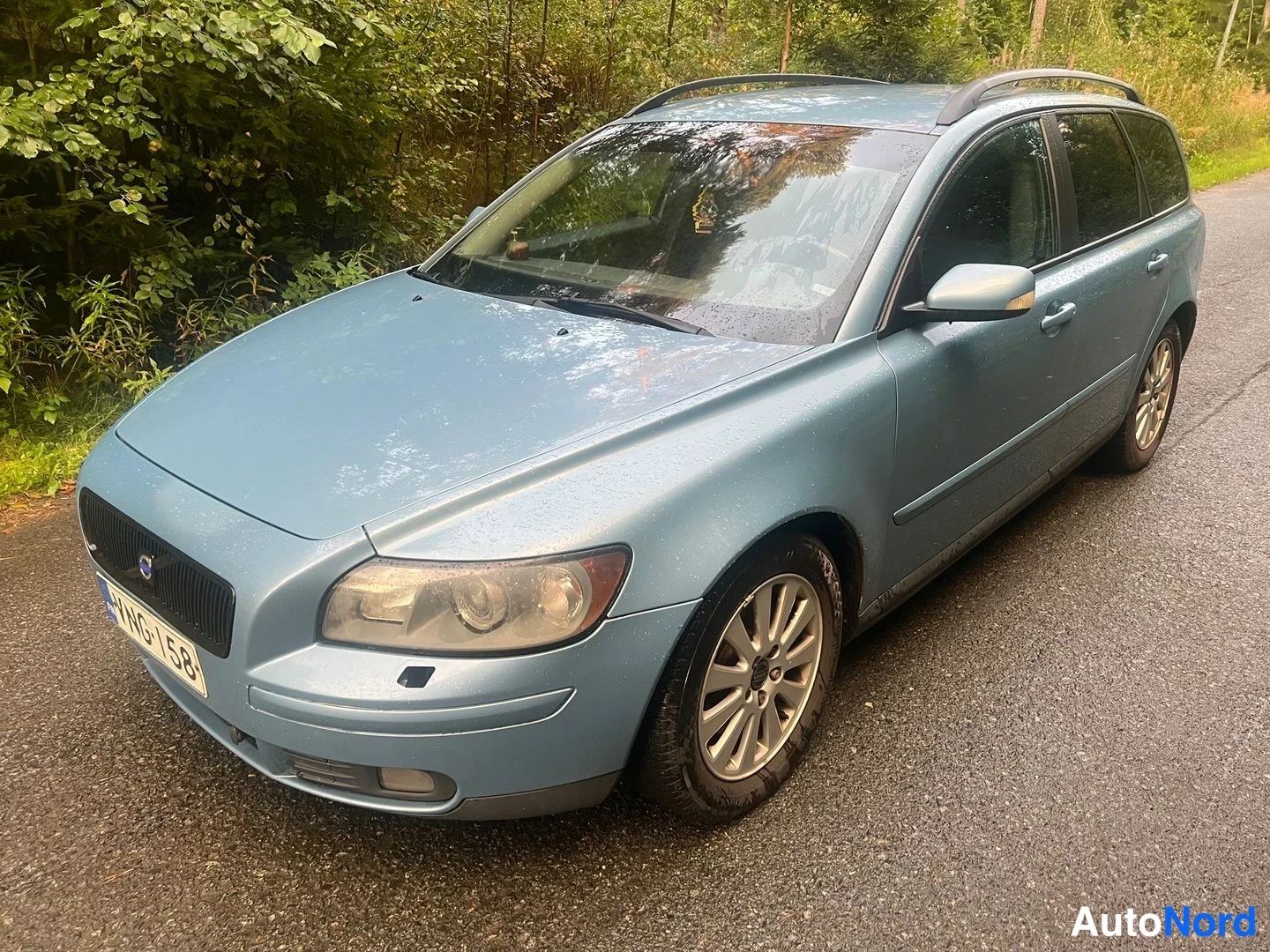 Blå Volvo V50 2004, snett framifrån, fronten åt vänster, bild 2
