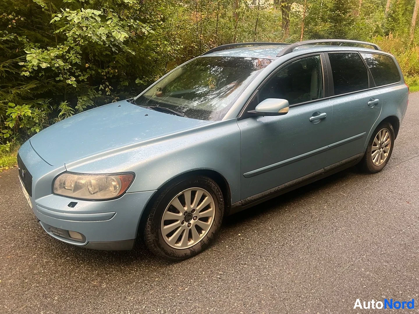 Blå Volvo V50 2004, snett framifrån, fronten åt vänster, bild 4