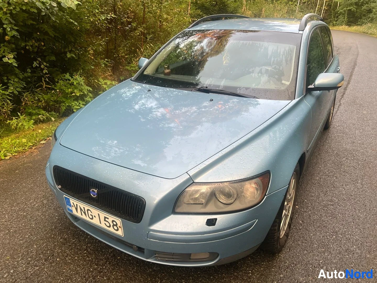 Blå Volvo V50 2004, snett framifrån, fronten åt vänster, bild 3