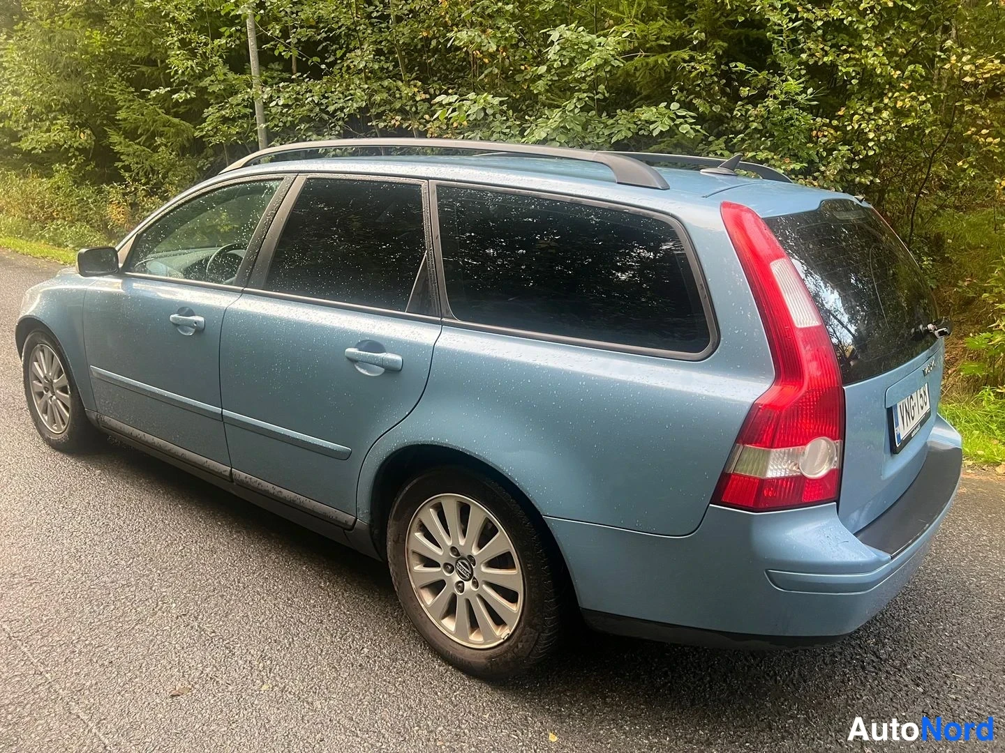 Blå Volvo V50 2004, snett bakifrån, bild 7