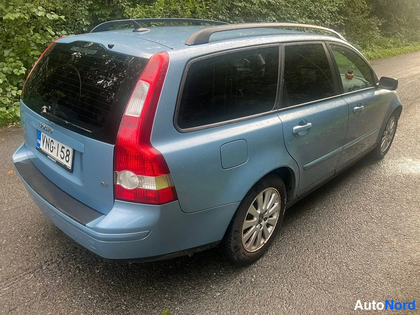 Blå Volvo V50 2004, snett bakifrån, bild 8