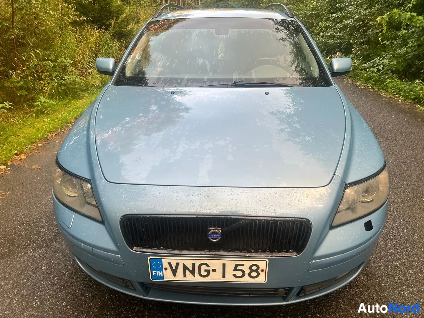 Blå Volvo V50 2004, framifrån, bild 6