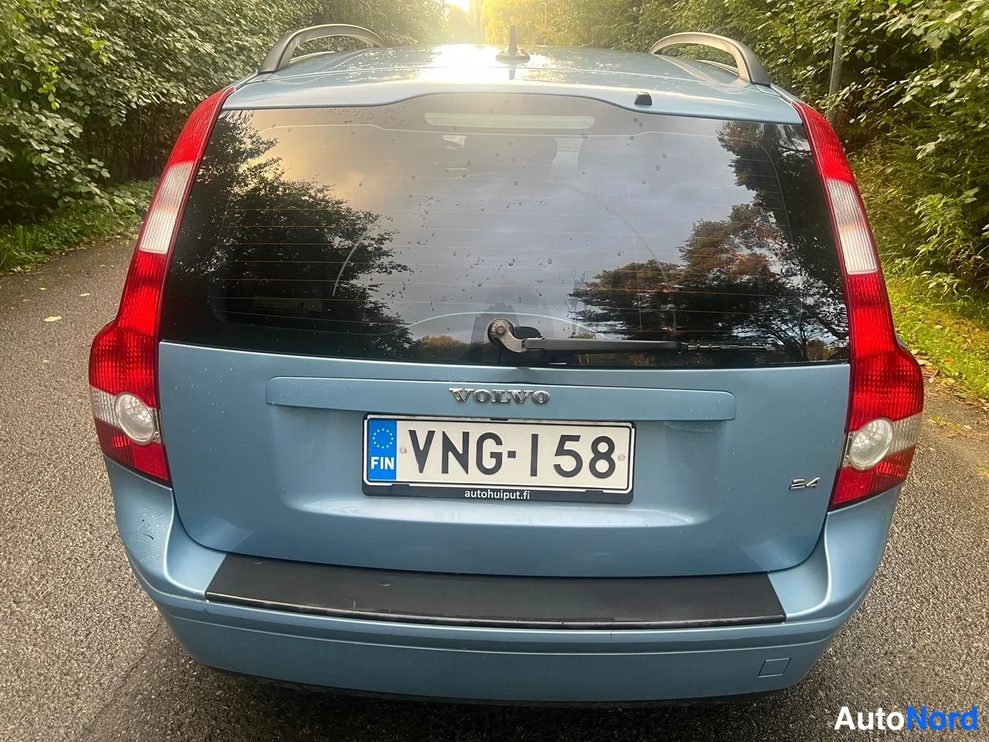 Blå Volvo V50 2004, bakifrån, bild 9