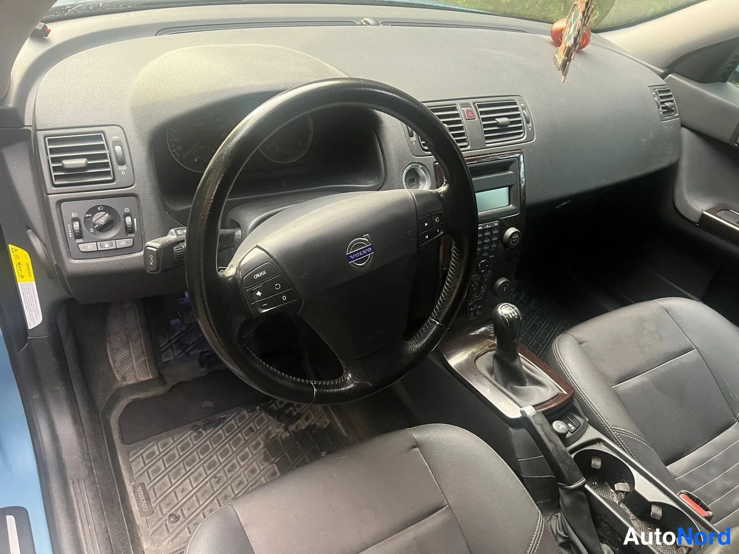 Blå Volvo V50 2004, förarplats, bild 10