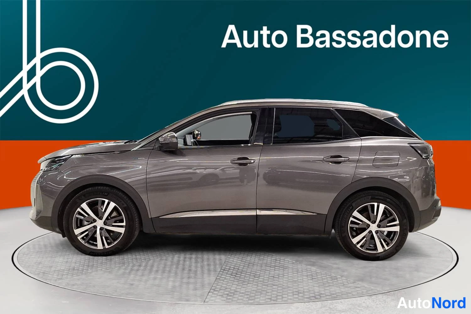 Grå Peugeot 3008 2021, från sidan, bild 4