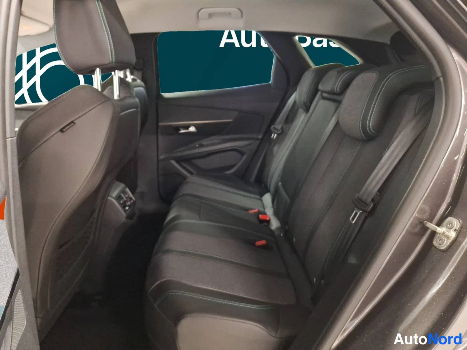 Grå Peugeot 3008 2021, baksäten, bild 15