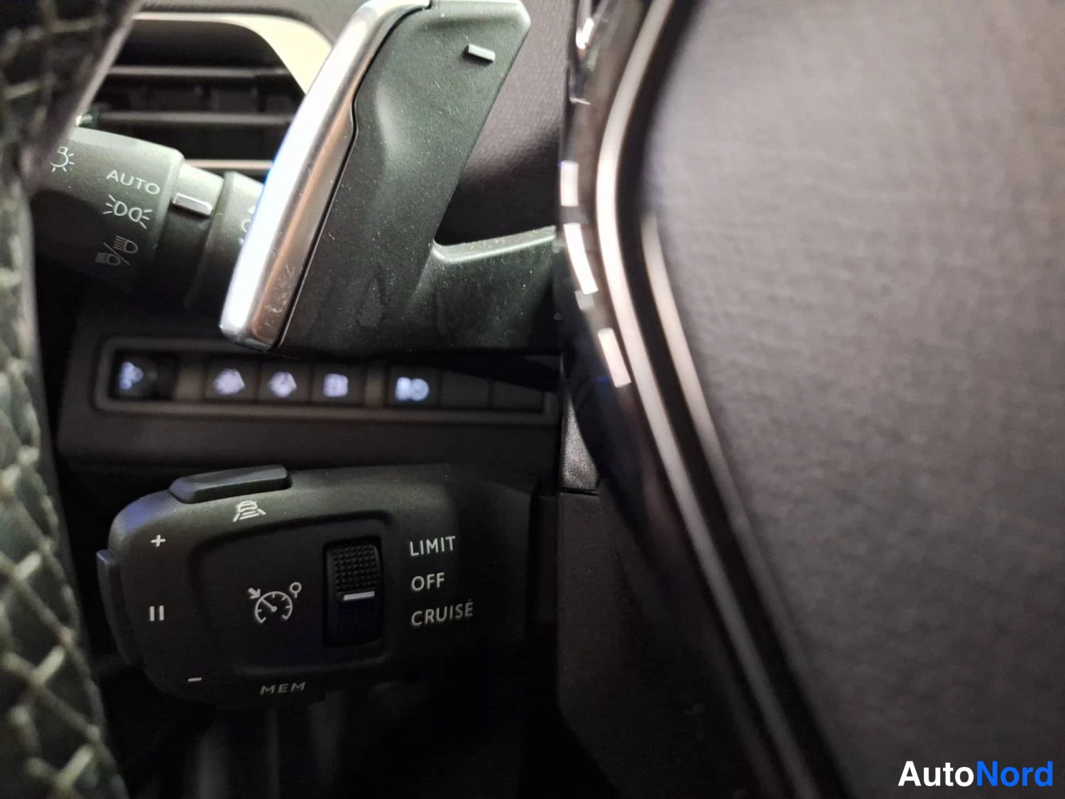 Grå Peugeot 3008 2021, detalj, bild 28