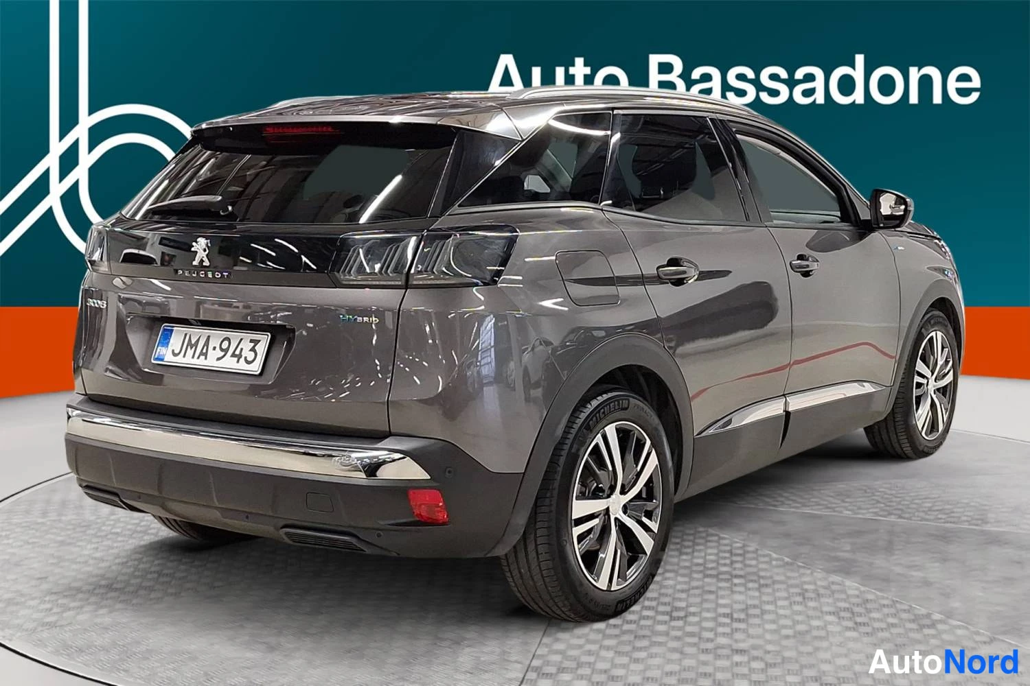 Grå Peugeot 3008 2021, snett bakifrån, bild 7