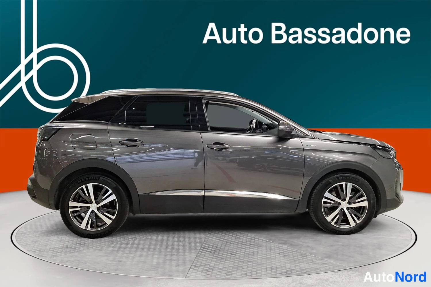 Grå Peugeot 3008 2021, från sidan, bild 5