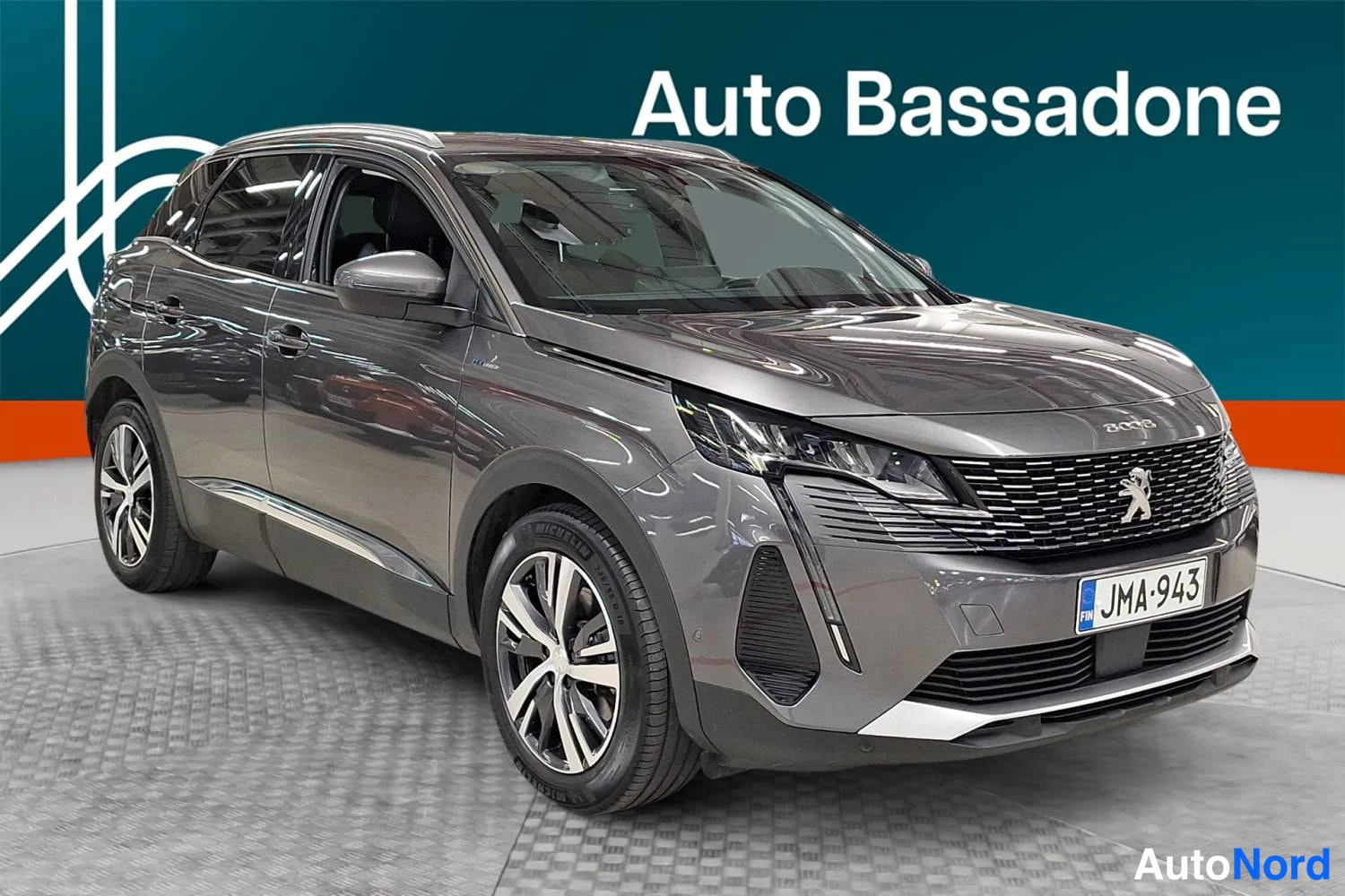 Grå Peugeot 3008 2021, snett framifrån, fronten åt höger, bild 2
