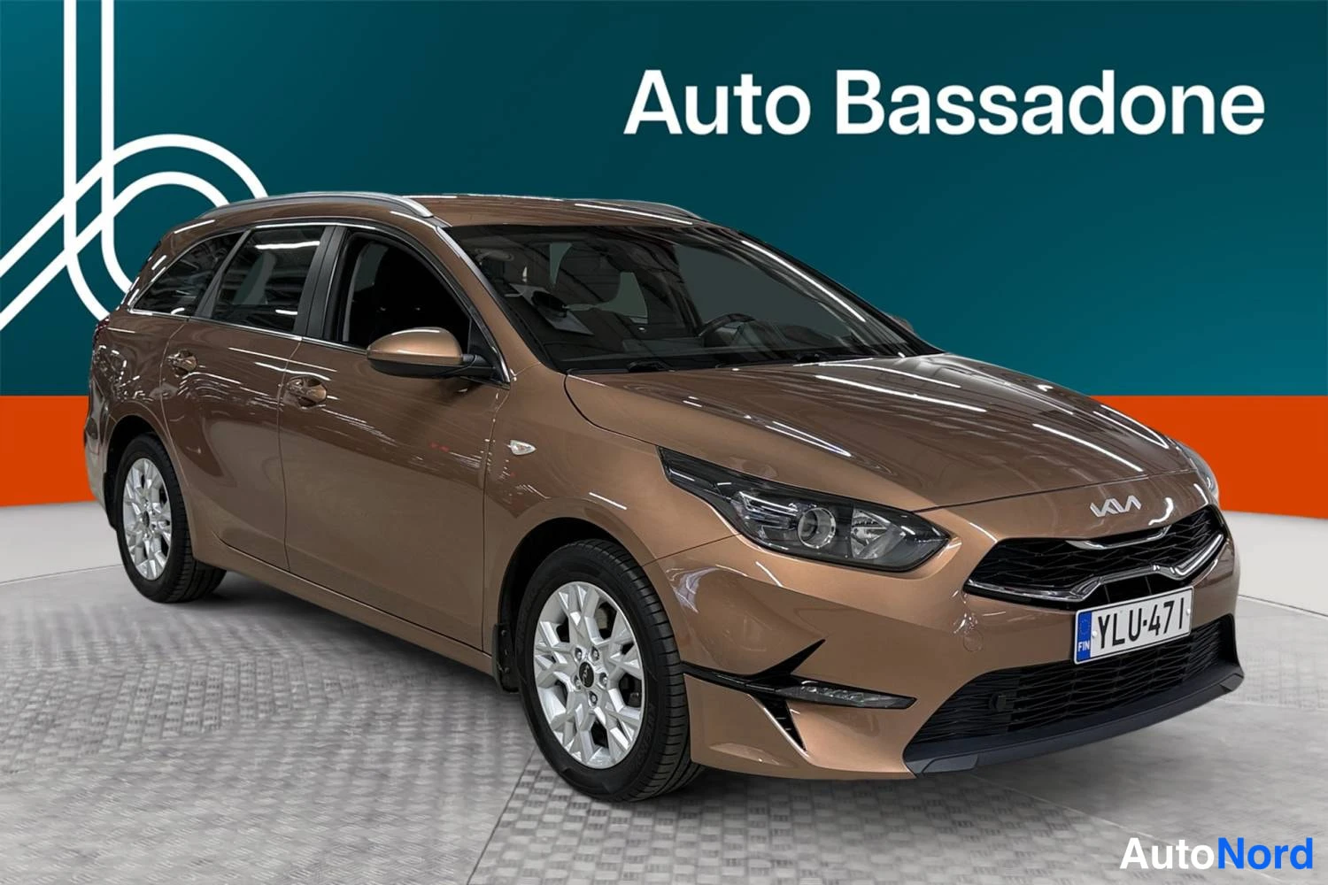 Brown Kia Ceed 2022, front three-quarter, nose to the right, photo 2