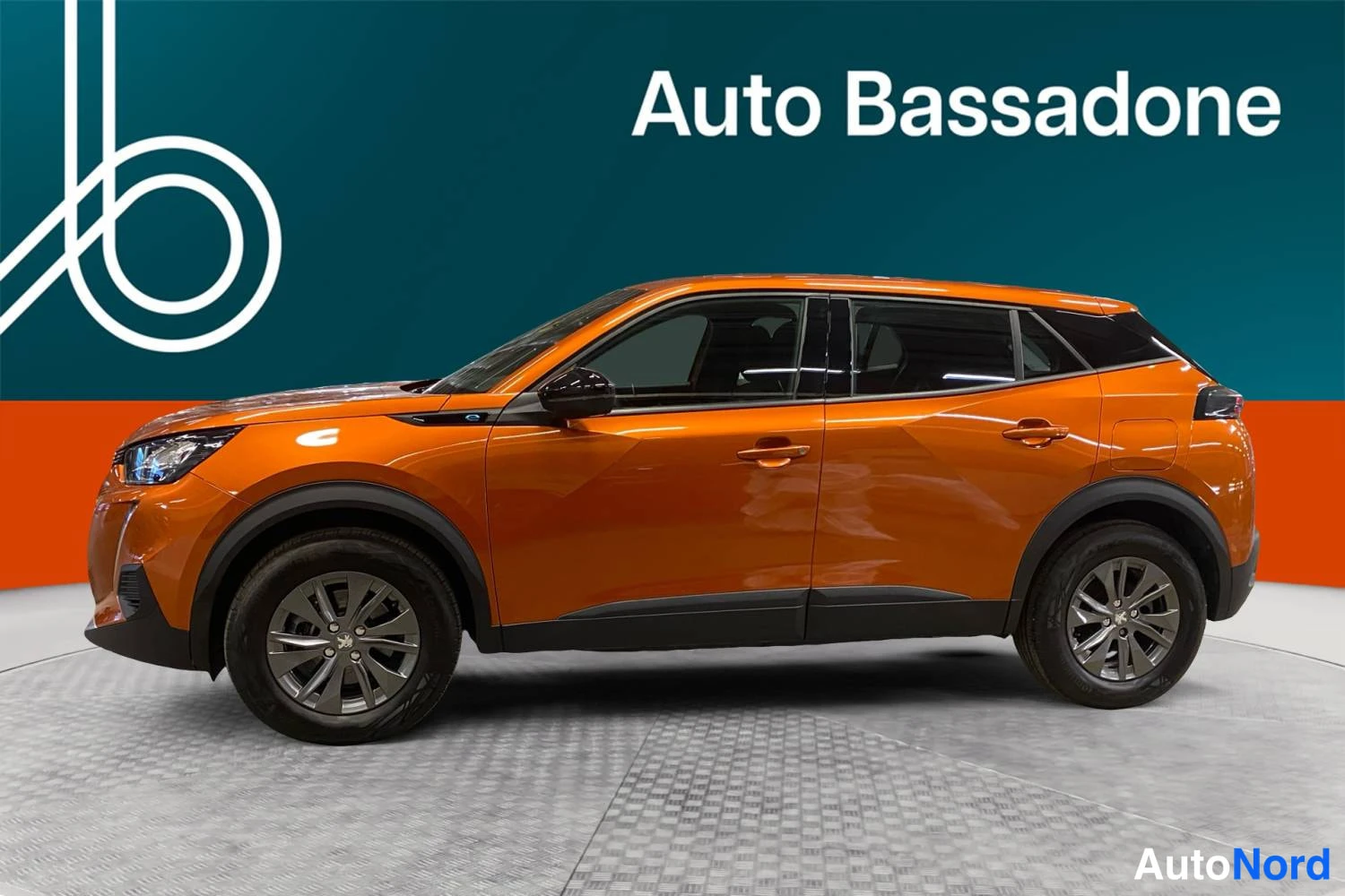 Oranssi Peugeot E-2008 2023, sivulta, kuva 5
