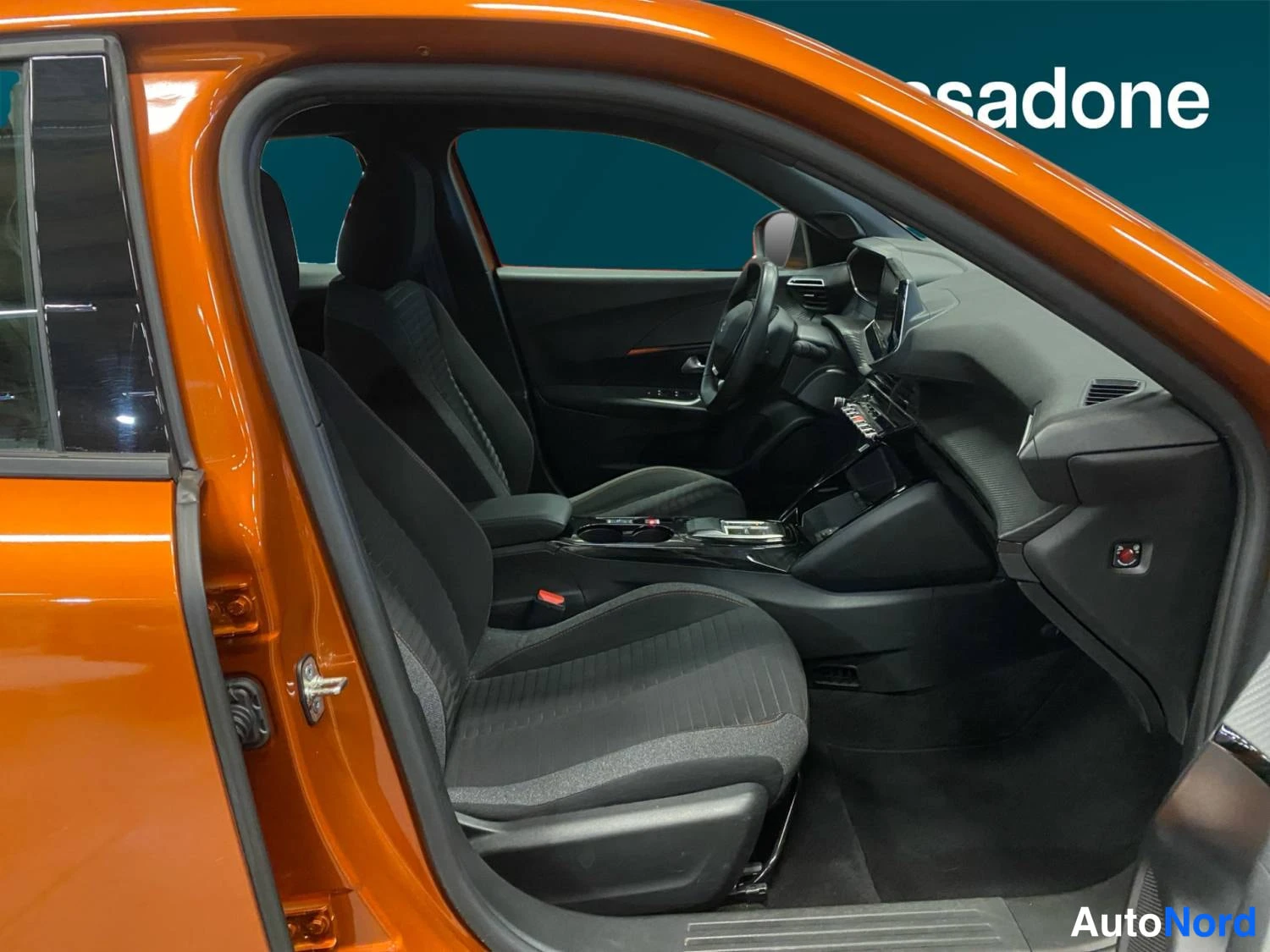 Oranssi Peugeot E-2008 2023, etuistuimet, kuva 11