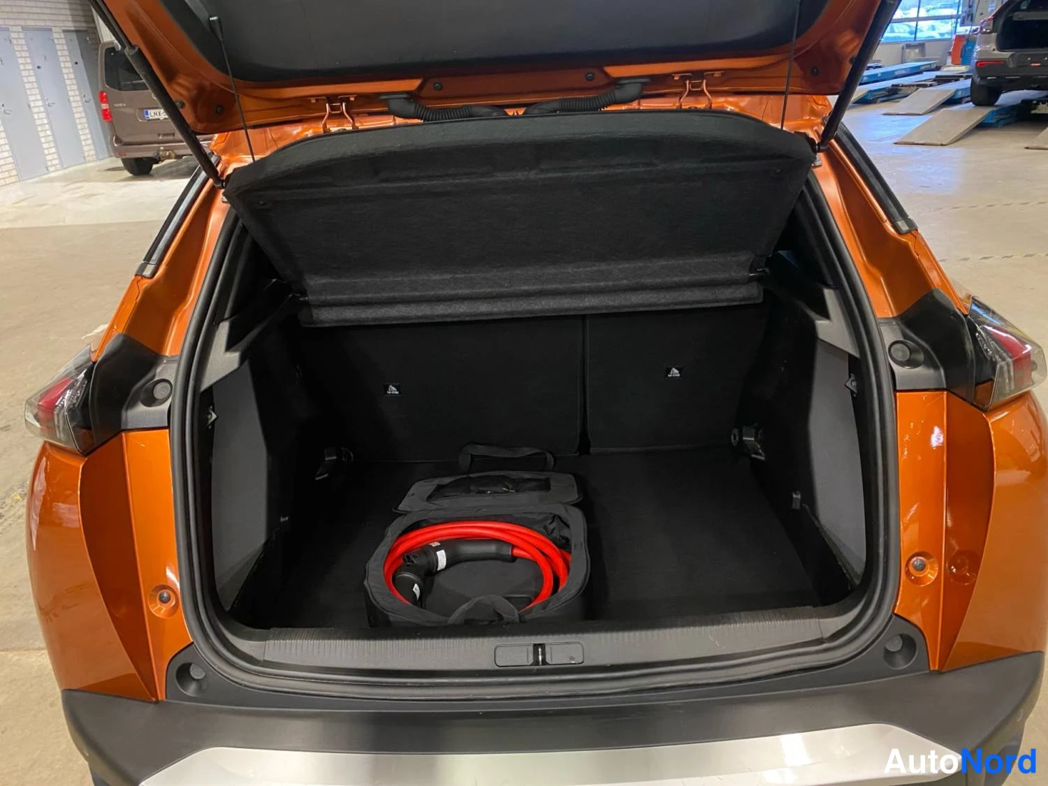 Oranssi Peugeot E-2008 2023, tavaratila, kuva 13