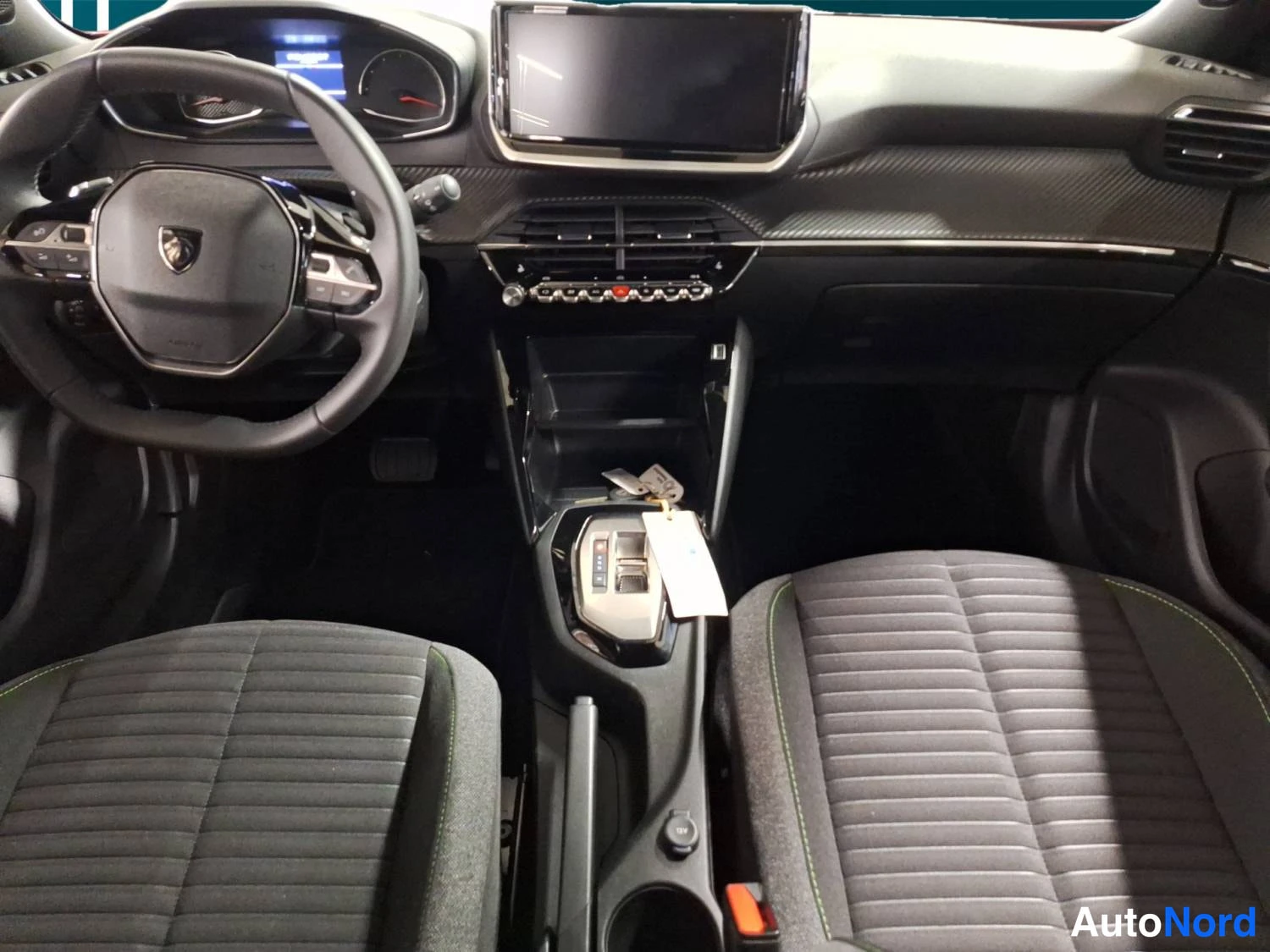 Punainen Peugeot 2008 2024, ohjaamo, kuva 10