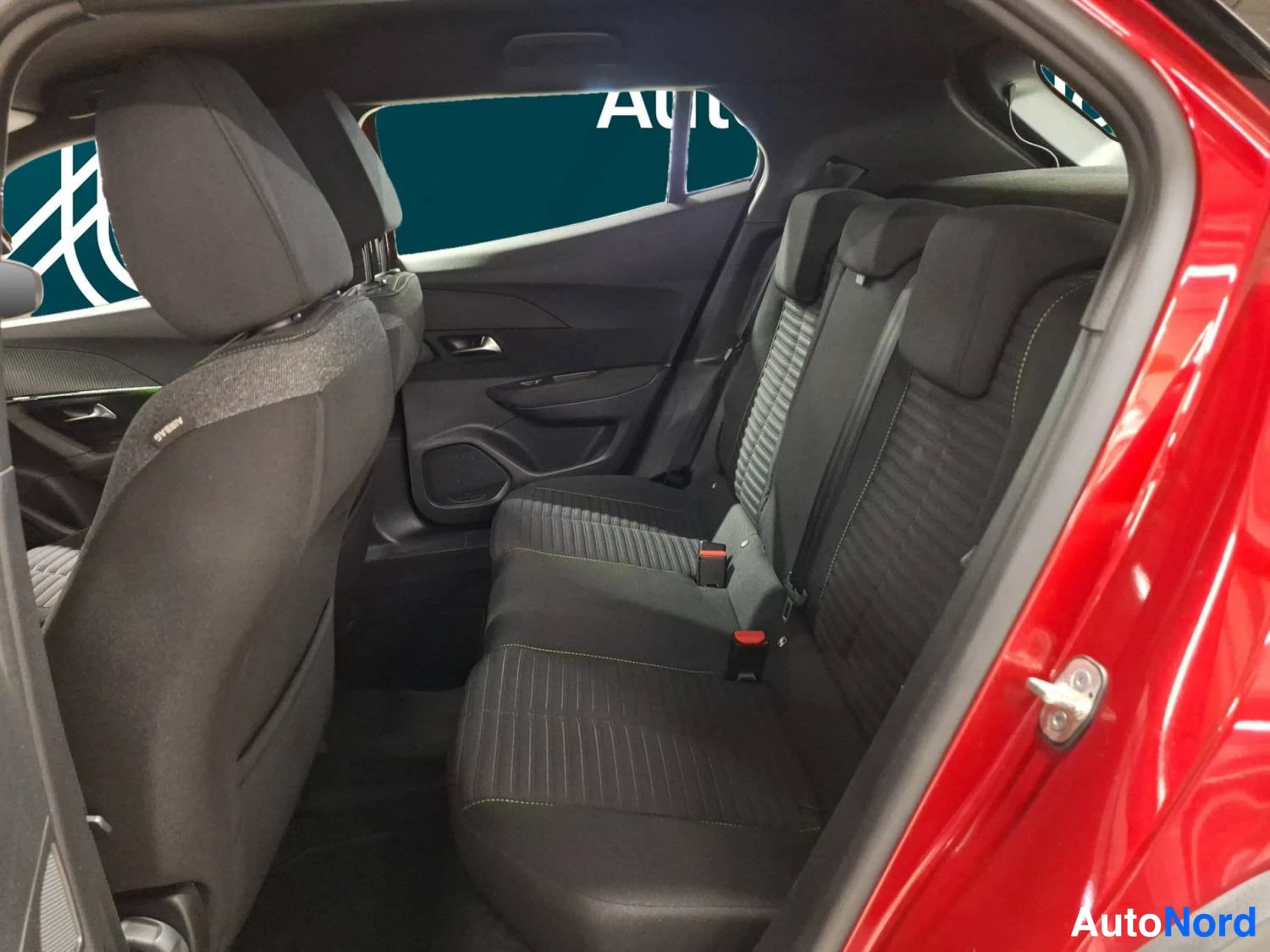Punainen Peugeot 2008 2024, takaistuimet, kuva 17