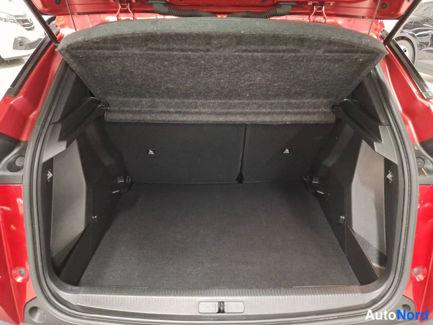 Punainen Peugeot 2008 2024, tavaratila, kuva 18