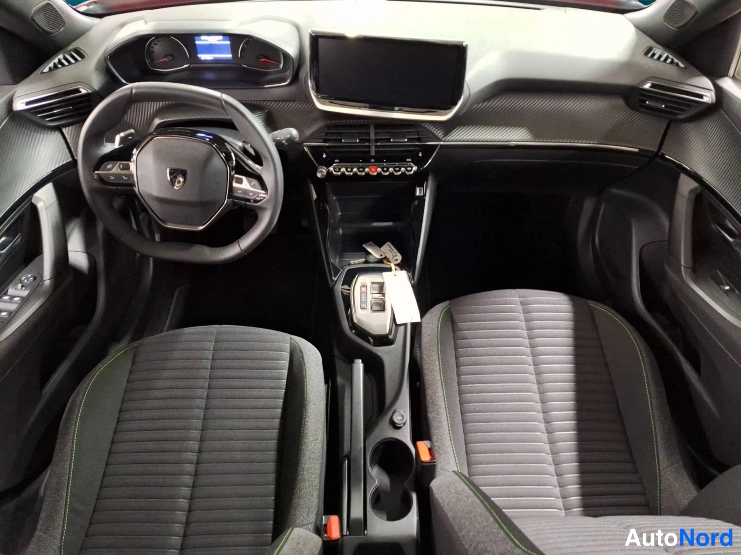 Punainen Peugeot 2008 2024, ohjaamo, kuva 9