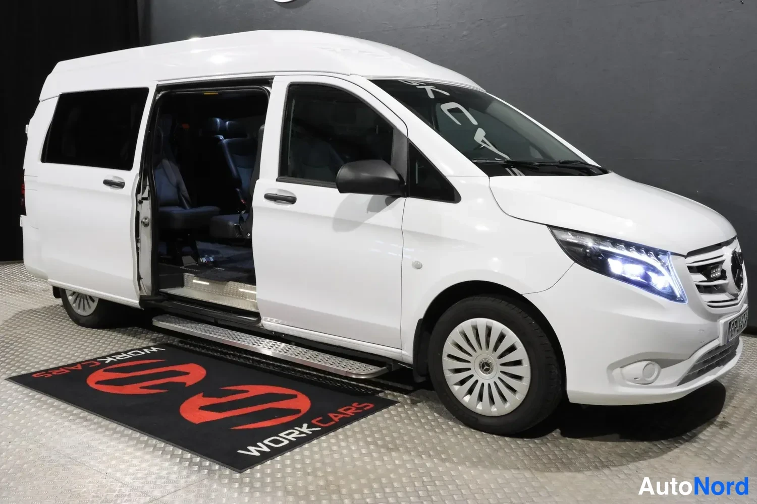 White Mercedes-Benz Vito 2023, front three-quarter, nose to the right, photo 5