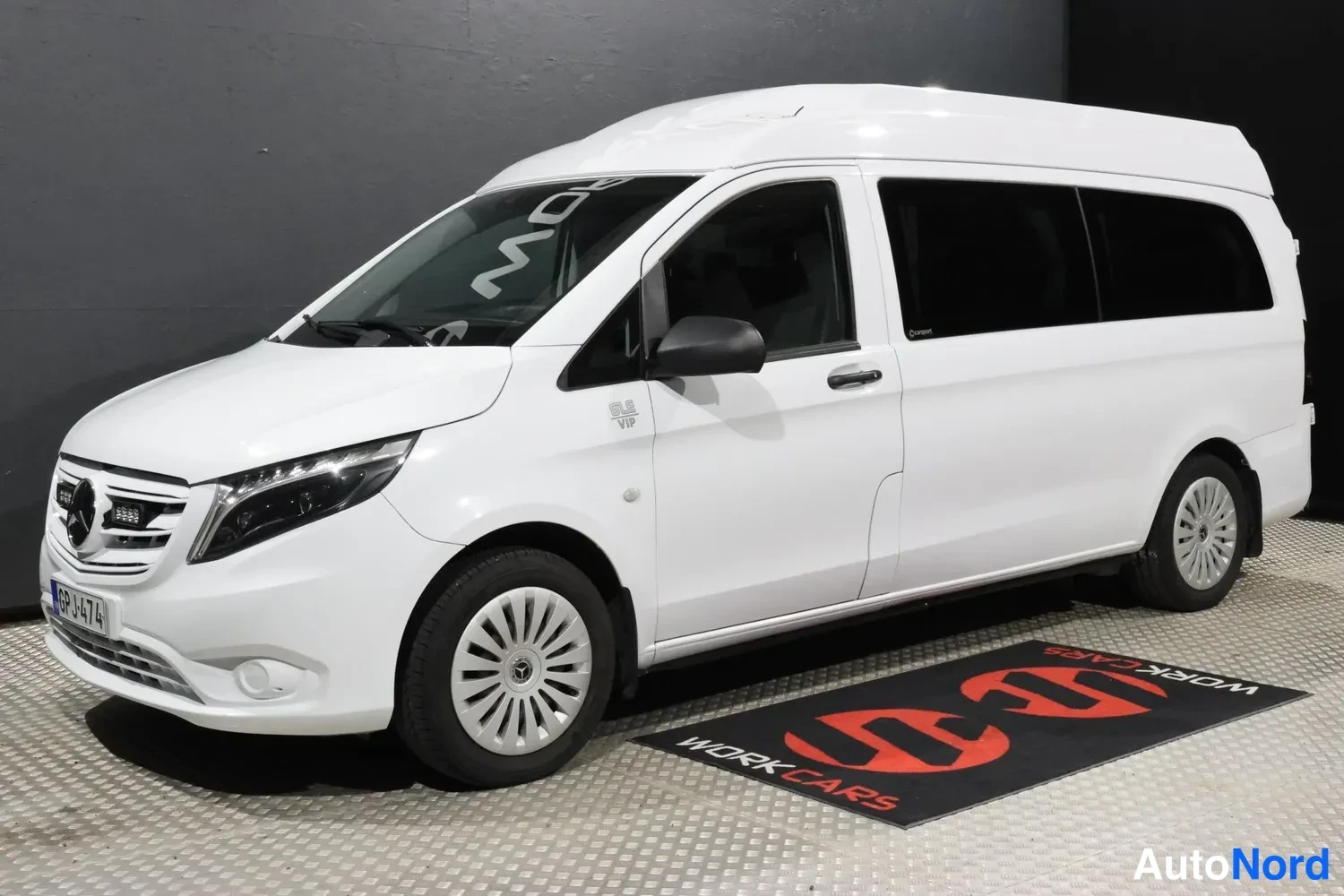 White Mercedes-Benz Vito 2023, front three-quarter, nose to the left, photo 3