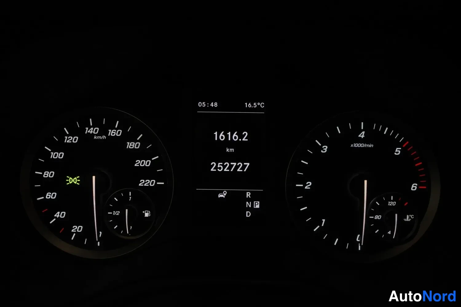 White Mercedes-Benz Vito 2023, detail, photo 21