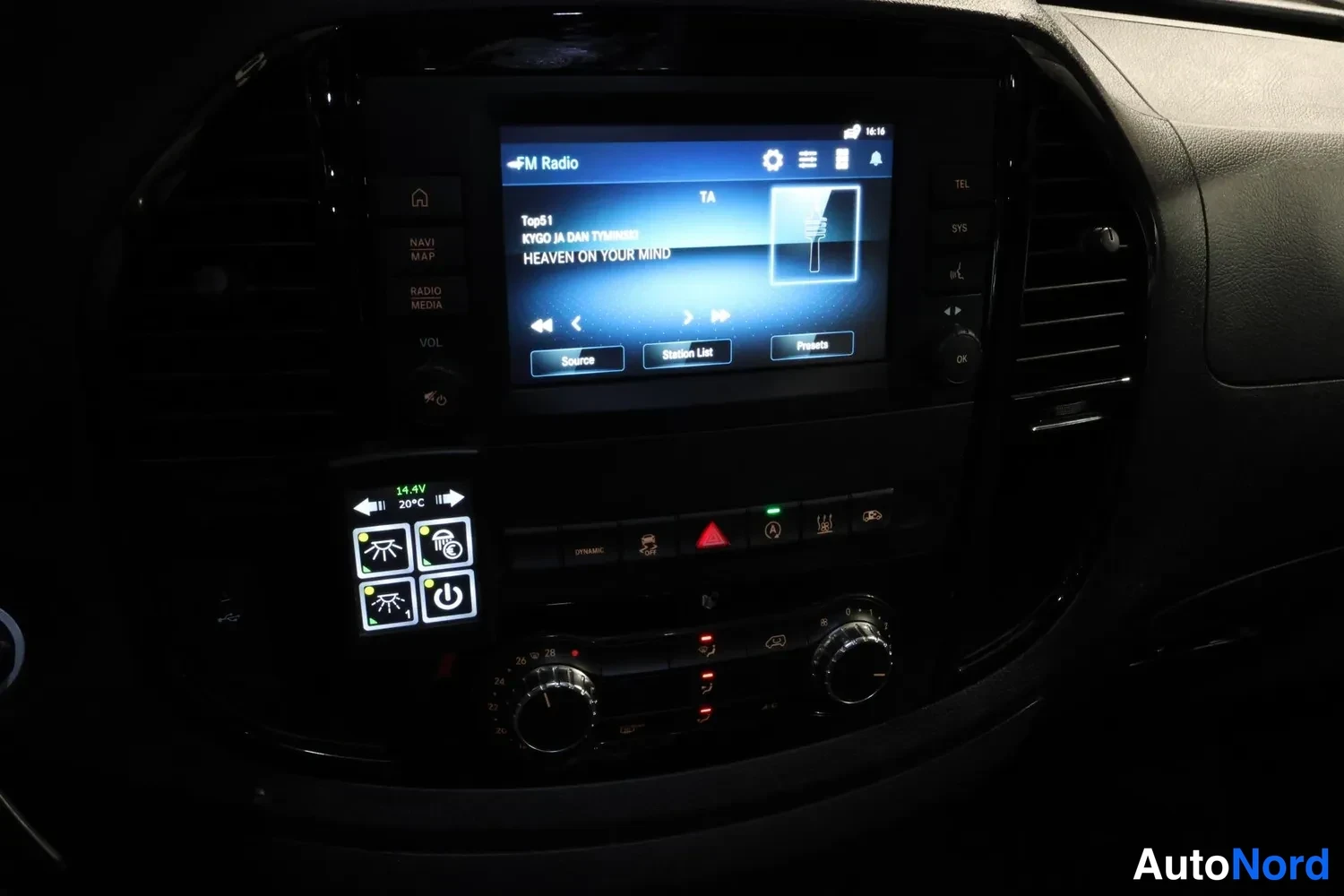 White Mercedes-Benz Vito 2023, detail, photo 23