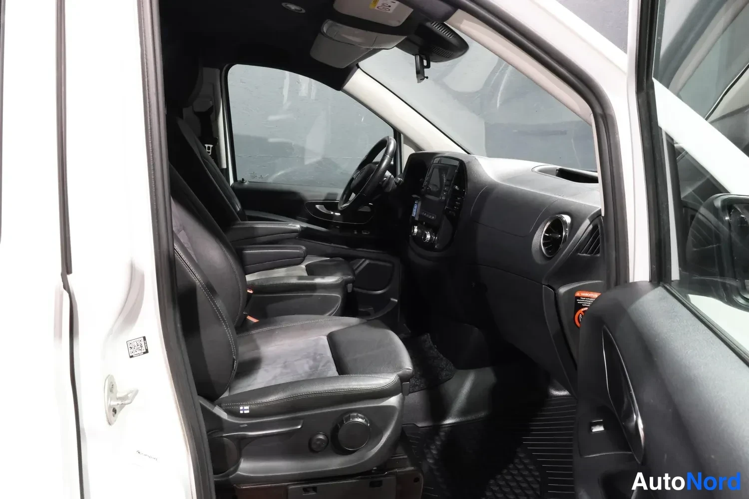 White Mercedes-Benz Vito 2023, front seats, photo 17