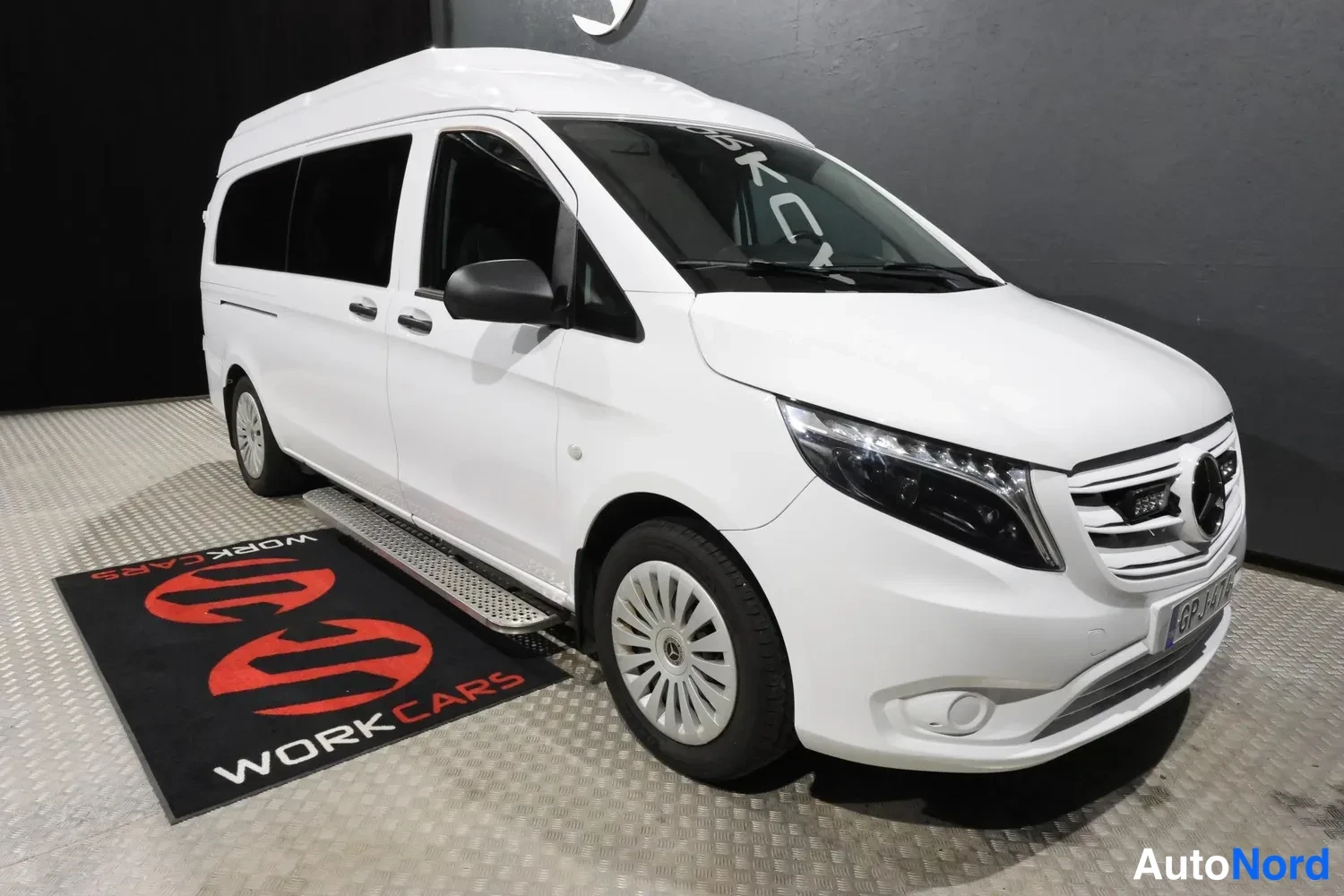 White Mercedes-Benz Vito 2023, front three-quarter, nose to the right, photo 7