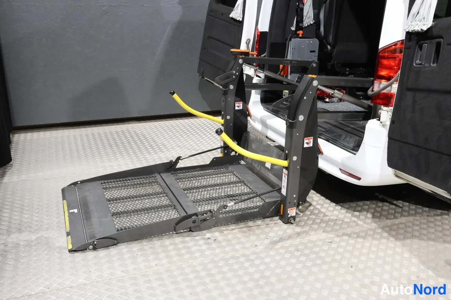 White Mercedes-Benz Vito 2023, rear, photo 14