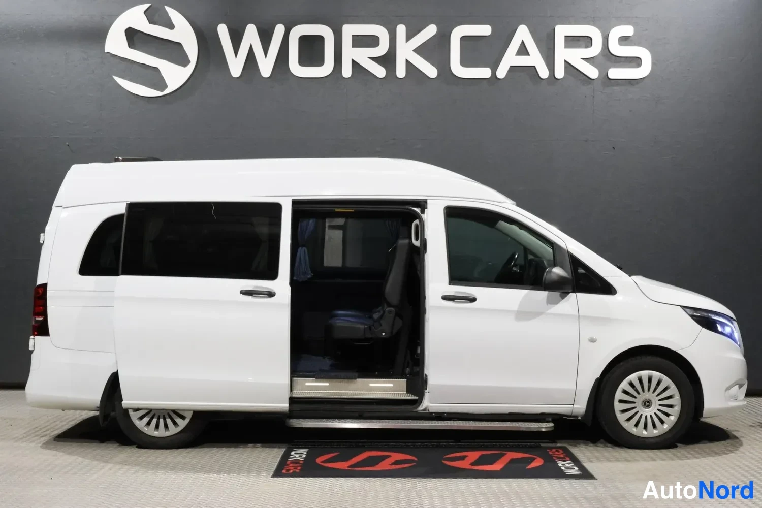 White Mercedes-Benz Vito 2023, front three-quarter, nose to the right, photo 4