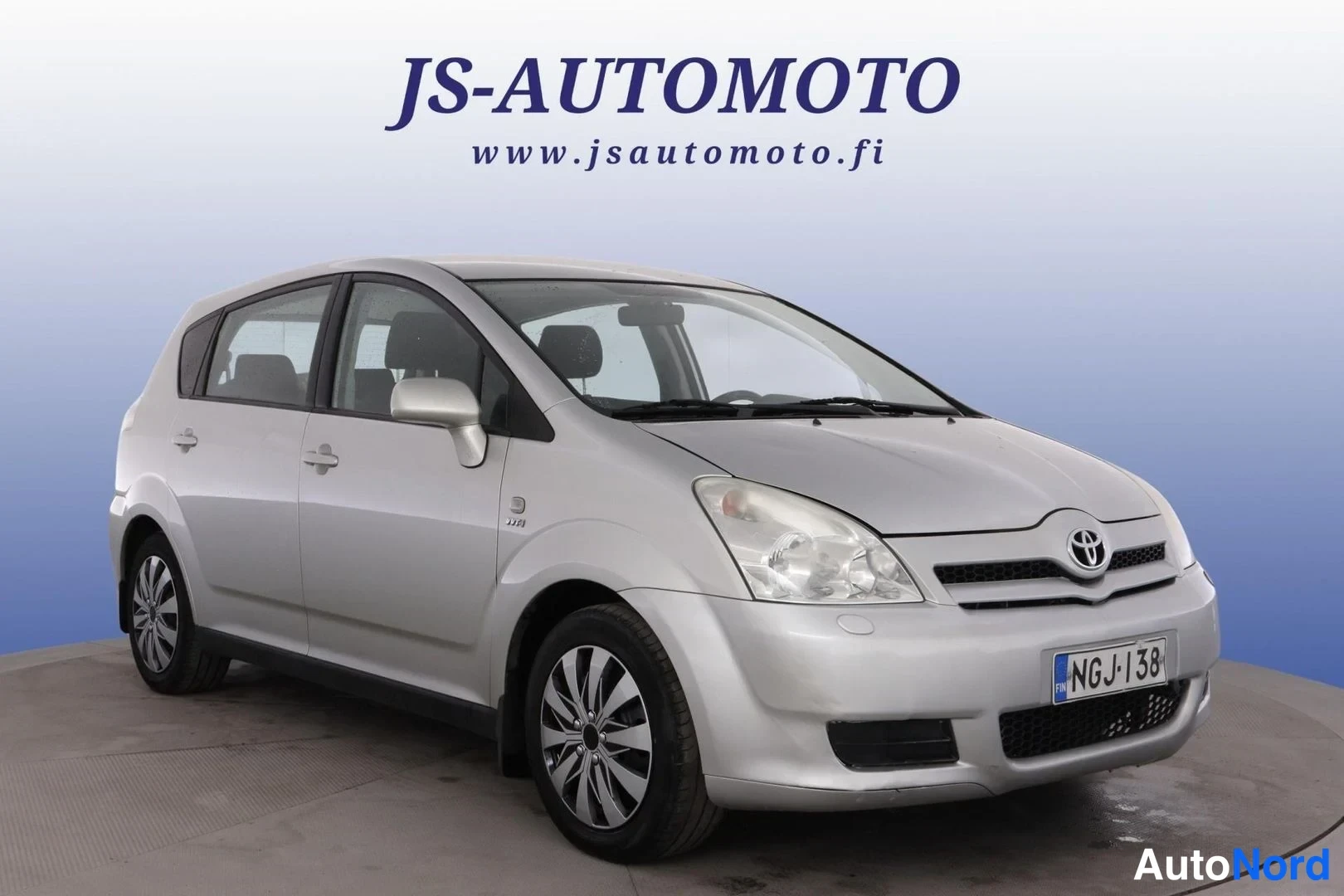 Silver Toyota Corolla Verso 2005, front three-quarter, nose to the right, photo 2