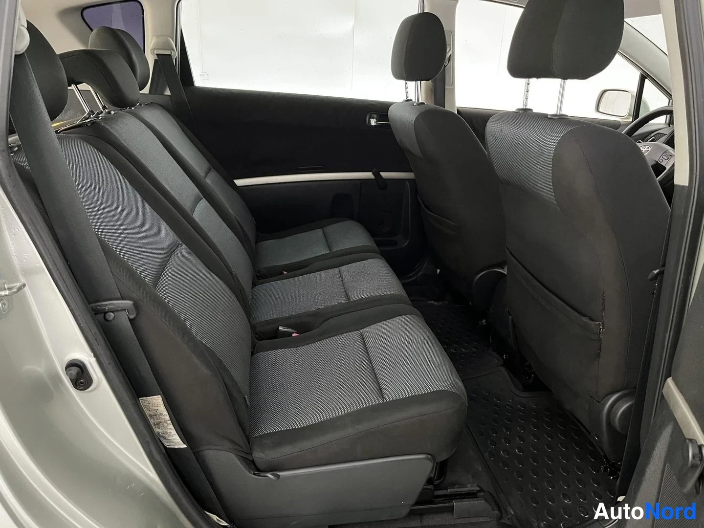 Silver Toyota Corolla Verso 2005, rear seats, photo 13