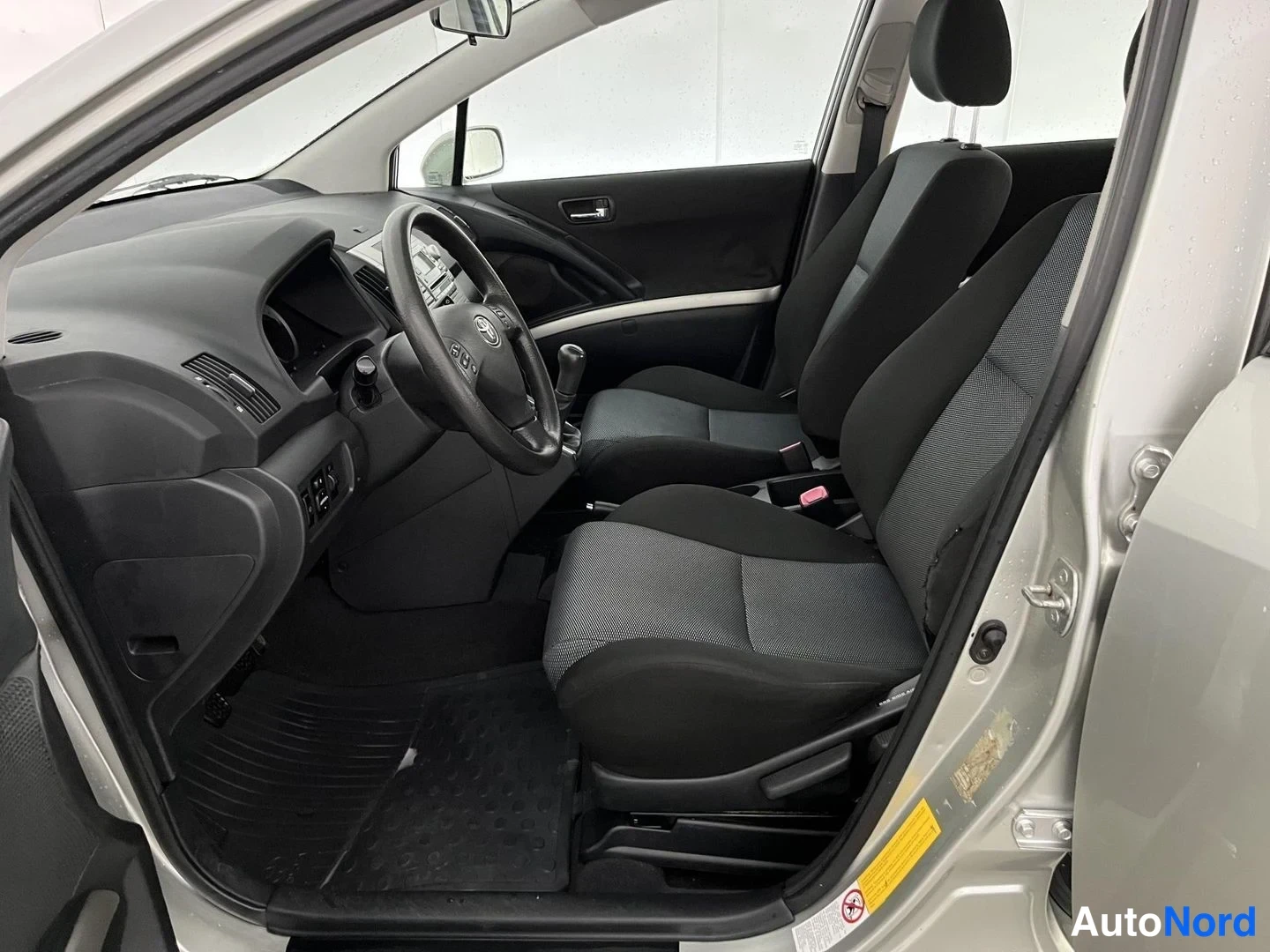 Silver Toyota Corolla Verso 2005, front seats, photo 9