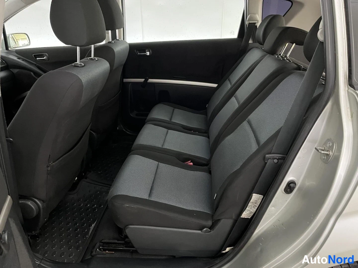Silver Toyota Corolla Verso 2005, rear seats, photo 12