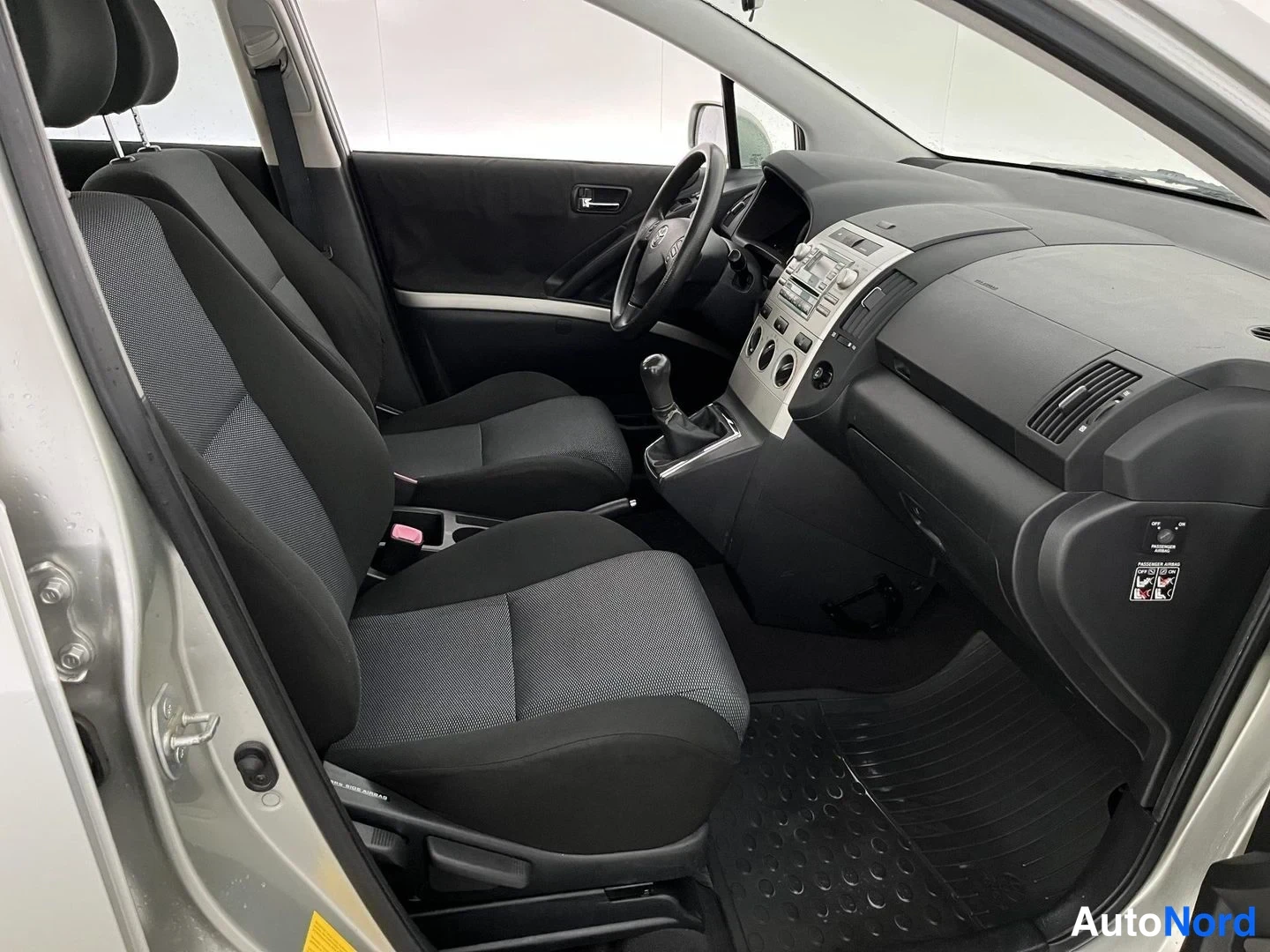 Silver Toyota Corolla Verso 2005, front seats, photo 10