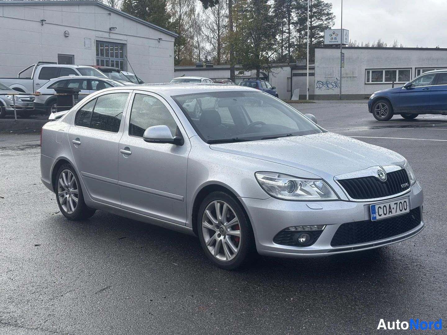 Harmaa Skoda Octavia 2010, etuviisto, keula oikealle, kuva 2