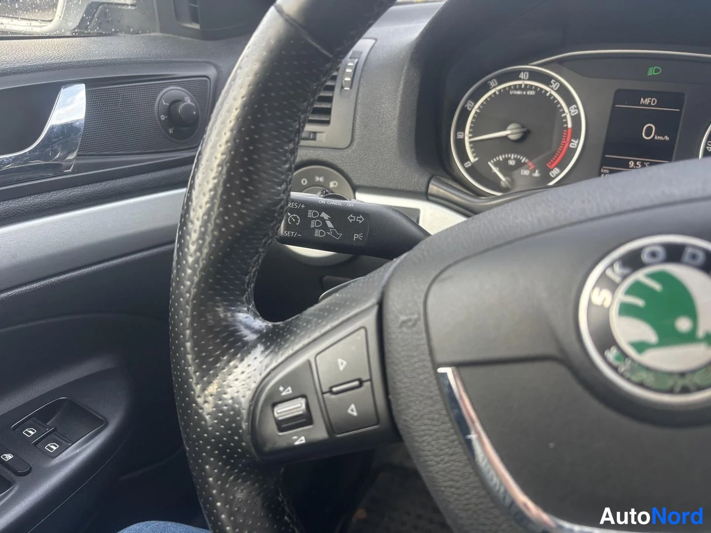 Harmaa Skoda Octavia 2010, yksityiskohta, kuva 15