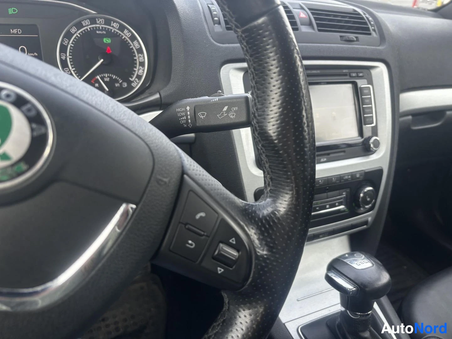 Harmaa Skoda Octavia 2010, ohjaamo, kuva 8