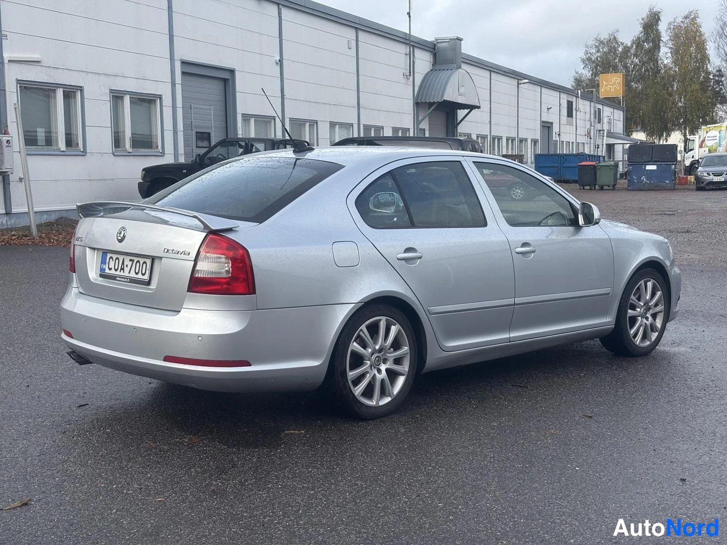 Harmaa Skoda Octavia 2010, takaviisto, kuva 4