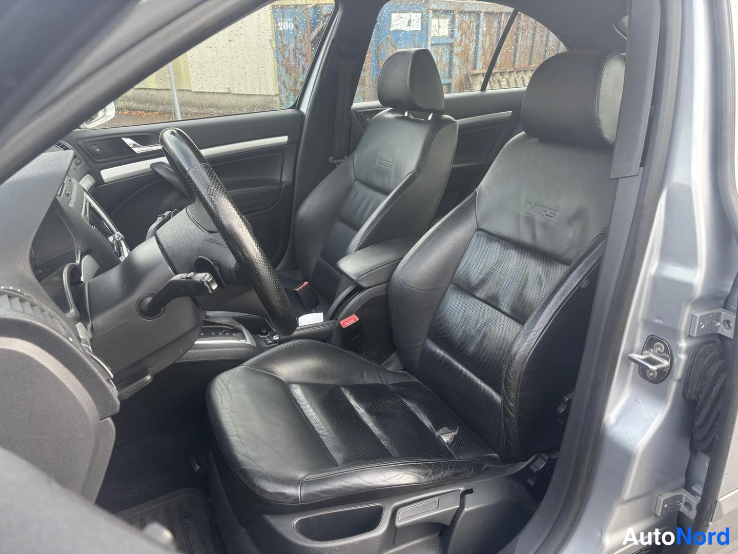 Harmaa Skoda Octavia 2010, etuistuimet, kuva 10