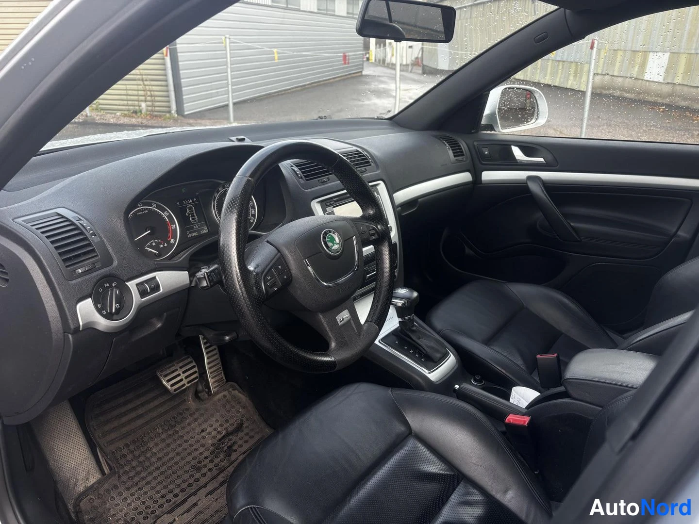 Harmaa Skoda Octavia 2010, ohjaamo, kuva 7