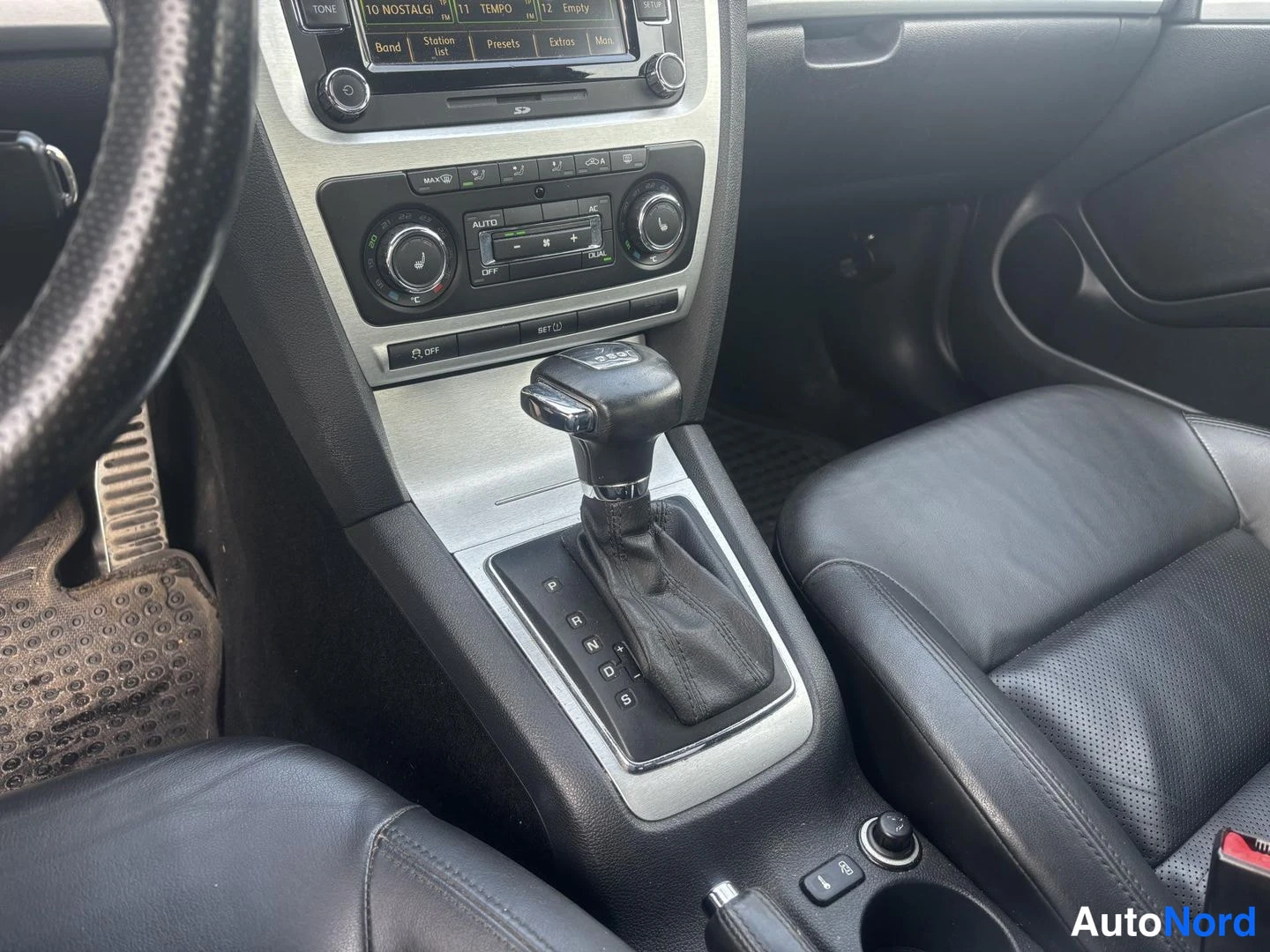 Harmaa Skoda Octavia 2010, ohjaamo, kuva 9