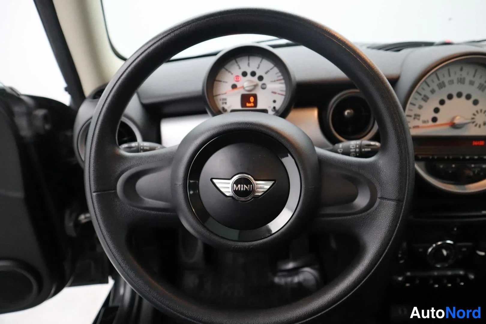 Hopea Mini One 2013, ohjaamo, kuva 11
