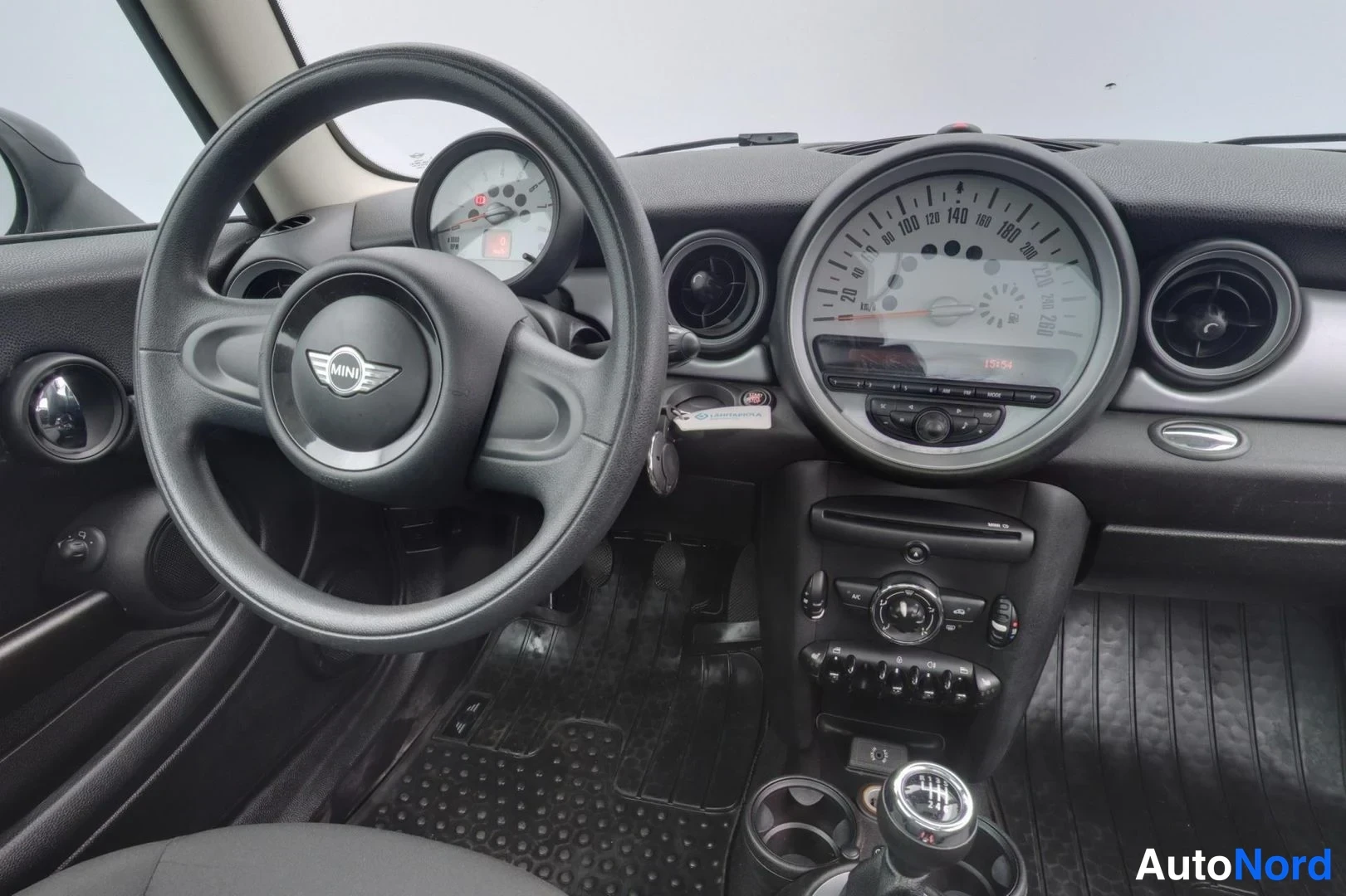 Hopea Mini One 2013, ohjaamo, kuva 9